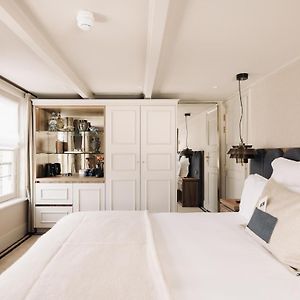 Kleine Kamer met een King Size Bed